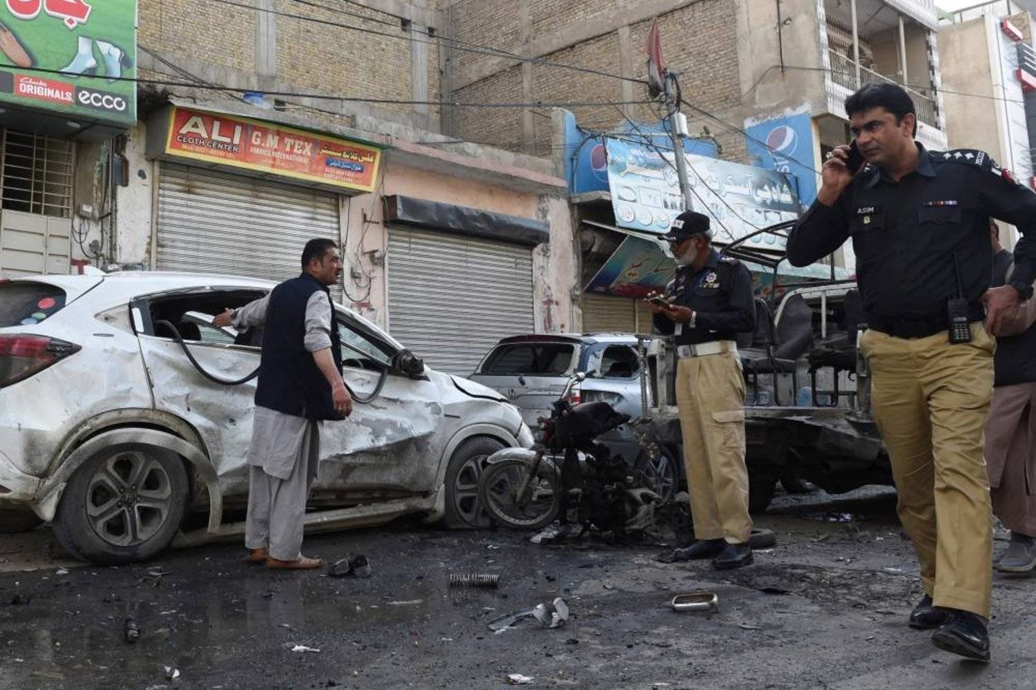ضباط شرطة باكستانيين يتجمعون بعد انفجار في كويتا (رويترز)
