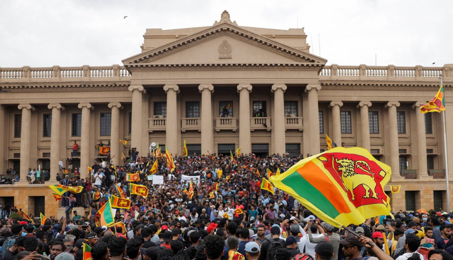 متظاهرون يحتجون داخل مقر الأمانة الرئاسية بعد فرار الرئيس جوتابايا راجاباكسا وسط الأزمة الاقتصادية في البلاد، في كولومبو (رويترز)