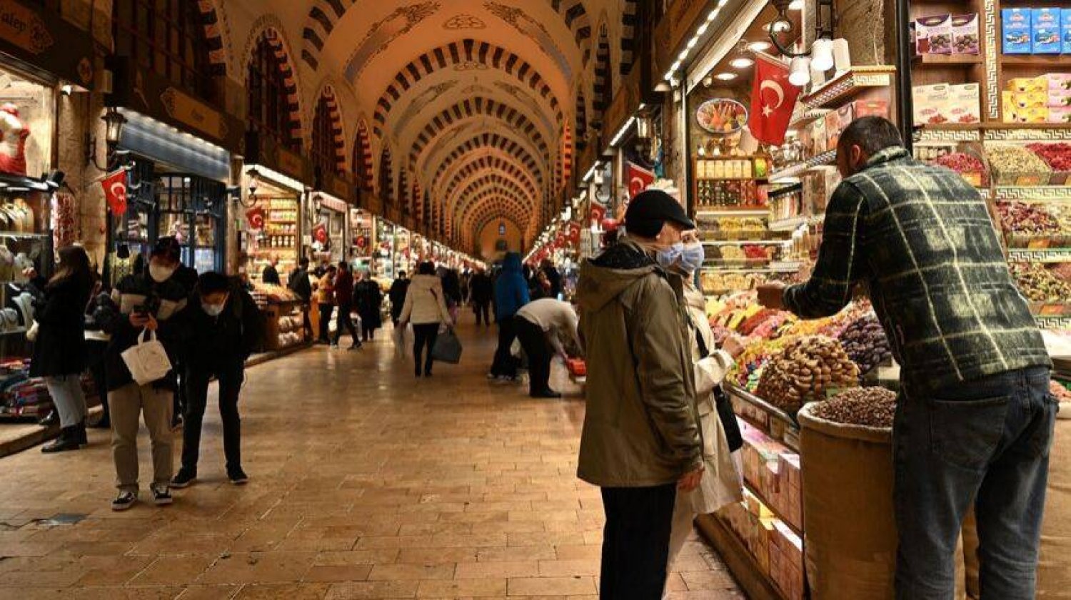 سائحون ومتسوقون في إحدى الأسواق الشعبية بمدينة إسطنبول التركية (أ.ف.ب)