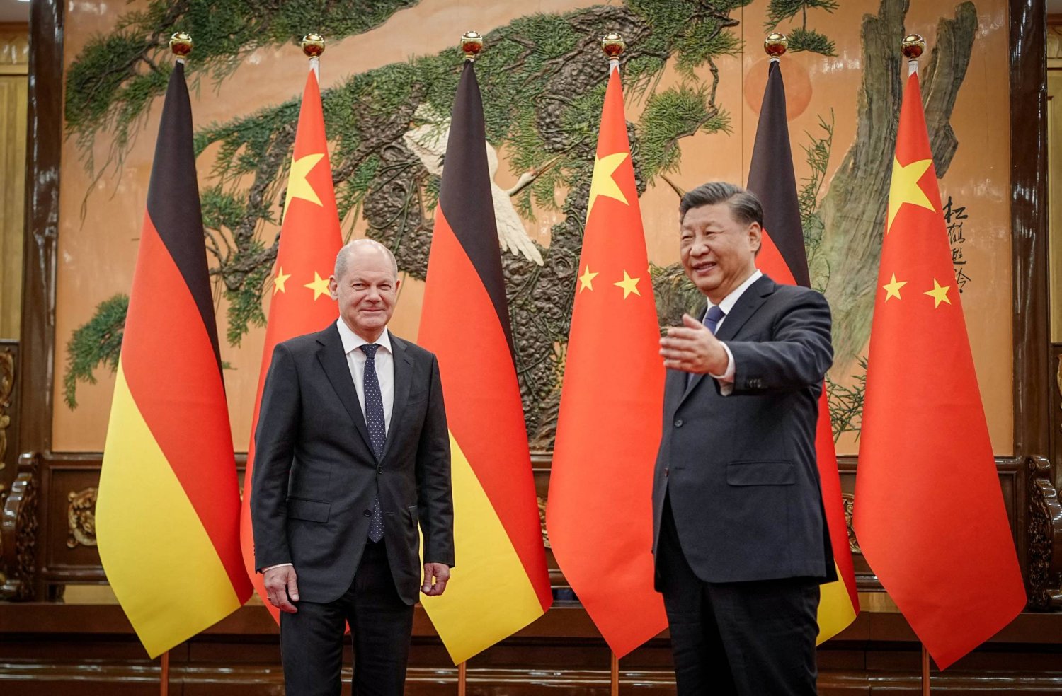 من لقاء المسشتشار شولتزمع الرئيس شي في بكين (رويترز)