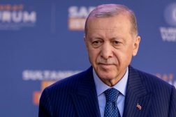 الرئيس التركي رجب طيب إردوغان يخاطب أنصاره قبل الانتخابات المحلية في إسطنبول بتركيا في 29 مارس 2024 (رويترز)