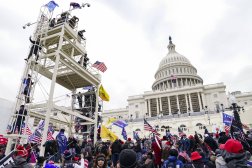 صورة من الأرشيف لاحتجاجات أنصار الرئيس السابق دونالد ترمب واقتحامهم مبنى الكابيتول في واشنطن 6 يناير 2021 (أ.ب)