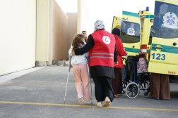 متطوعون بـ«الهلال الأحمر المصري» يستقبلون المرضى الفلسطينيين (الهلال الأحمر المصري)