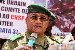 الجنرال إبراه بولاما حاكم أغاديز يتحدث خلال مسيرة للاحتجاج على الوجود العسكري الأميركي في أغاديز بالنيجر في 21 أبريل 2024 (رويترز)