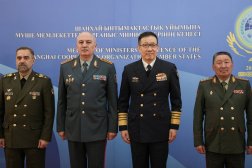 وزراء دفاع إيران وكازاخستان وقيرغستان والصين يلتقطون صورة على هامش اجتماعات منظمة «شنغهاي» (رويترز)