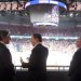 وزير الخارجية الأميركي أنتوني بلينكن يتحدث مع السفير الأميركي لدى الصين نيكولاس بيرنز خلال مباراة كرة سلة في شنغهاي أمس (أ.ب)