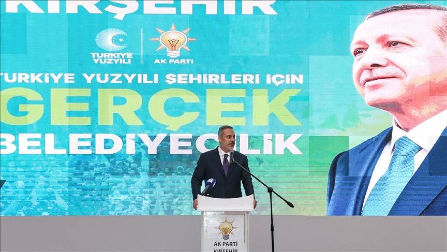 هاكان فيدان متحدثاً بحفل إفطار لحزب «العدالة والتنمية» الحاكم في «كير شهير» الثلاثاء (الخارجية التركية) 