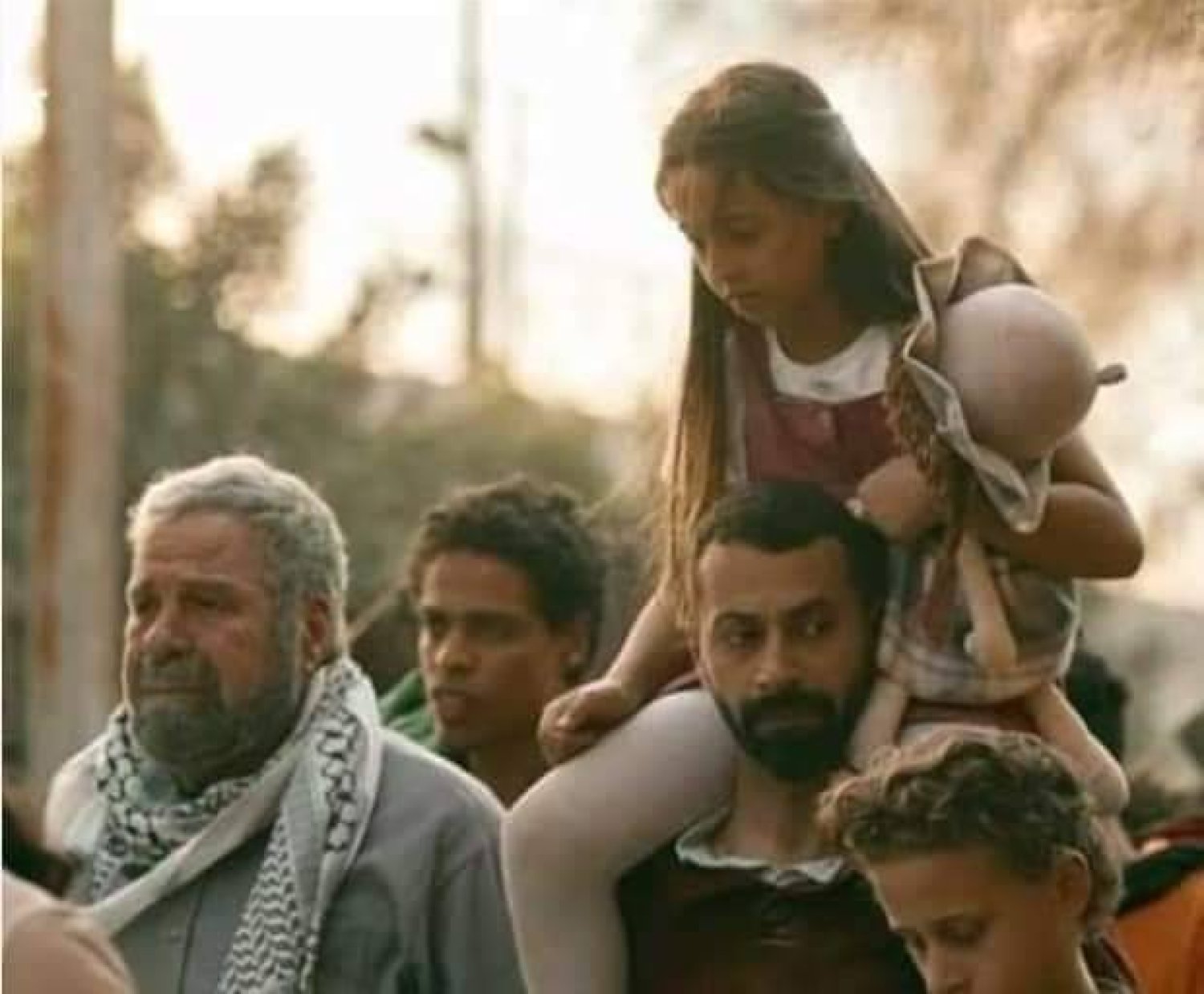 مشهد لنزوح البطلة وهي طفلة في مسلسل «مليحة» خلال الانتفاضة الفلسطينية عام 2000 (الشركة المنتجة)
