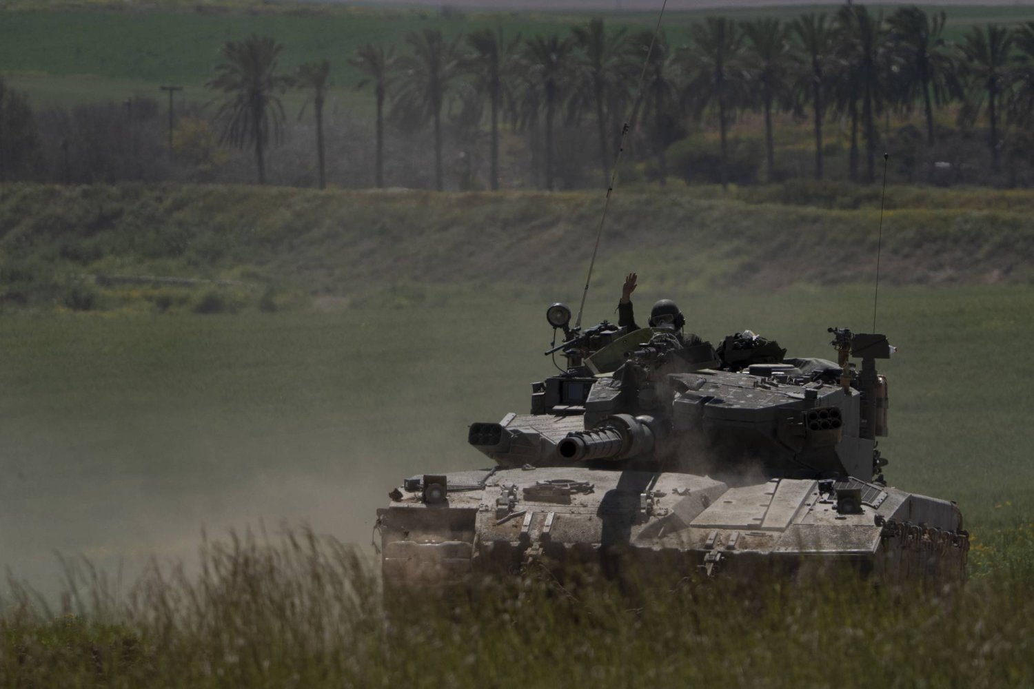 دبابة إسرائيلية تتجه من جنوب إسرائيل نحو قطاع غزة الأربعاء 20 مارس 2024 (أ.ب)