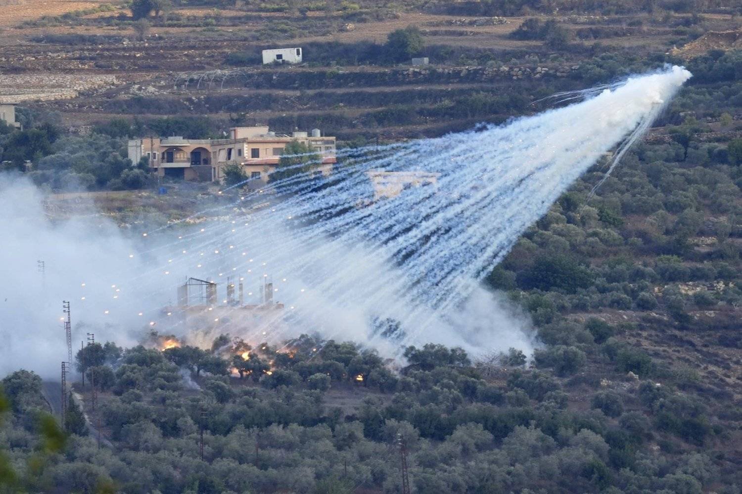 قذيفة إسرائيلية تنفجر فوق منزل في قرية البستان اللبنانية الواقعة على الحدود مع إسرائيل (أ.ب)