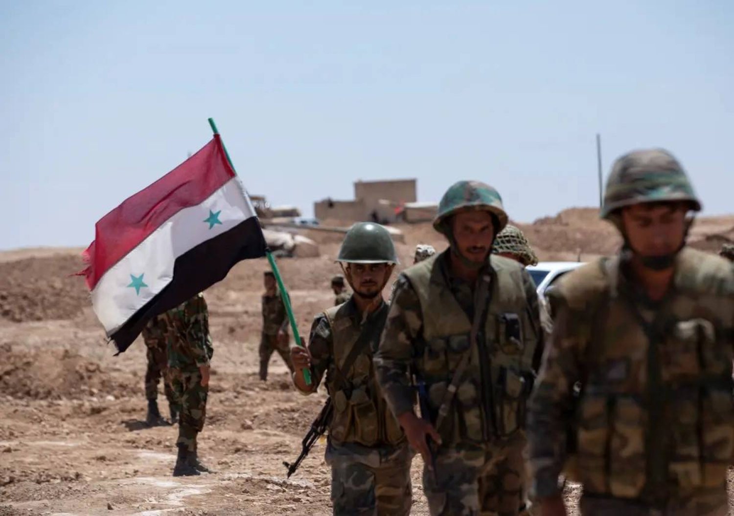 جنود سوريون ينتشرون في ريف عين العرب بمحافظة حلب (رويترز)