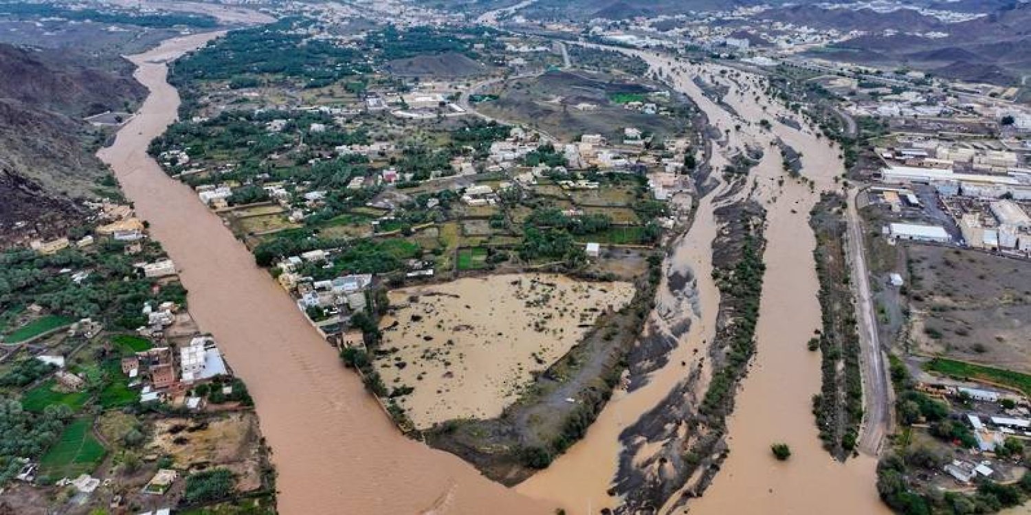 جانب من السيول التي خلفتها الحالة الجوية التي شهدتها بعض المناطق في سلطنة عمان (العمانية)