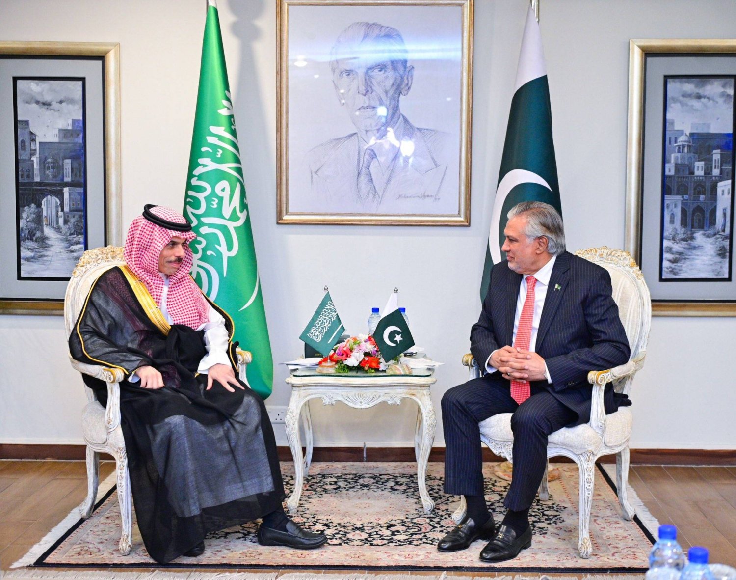 وزير الخارجية السعودي خلال لقائه نظيره الباكستاني في إسلام آباد (واس)