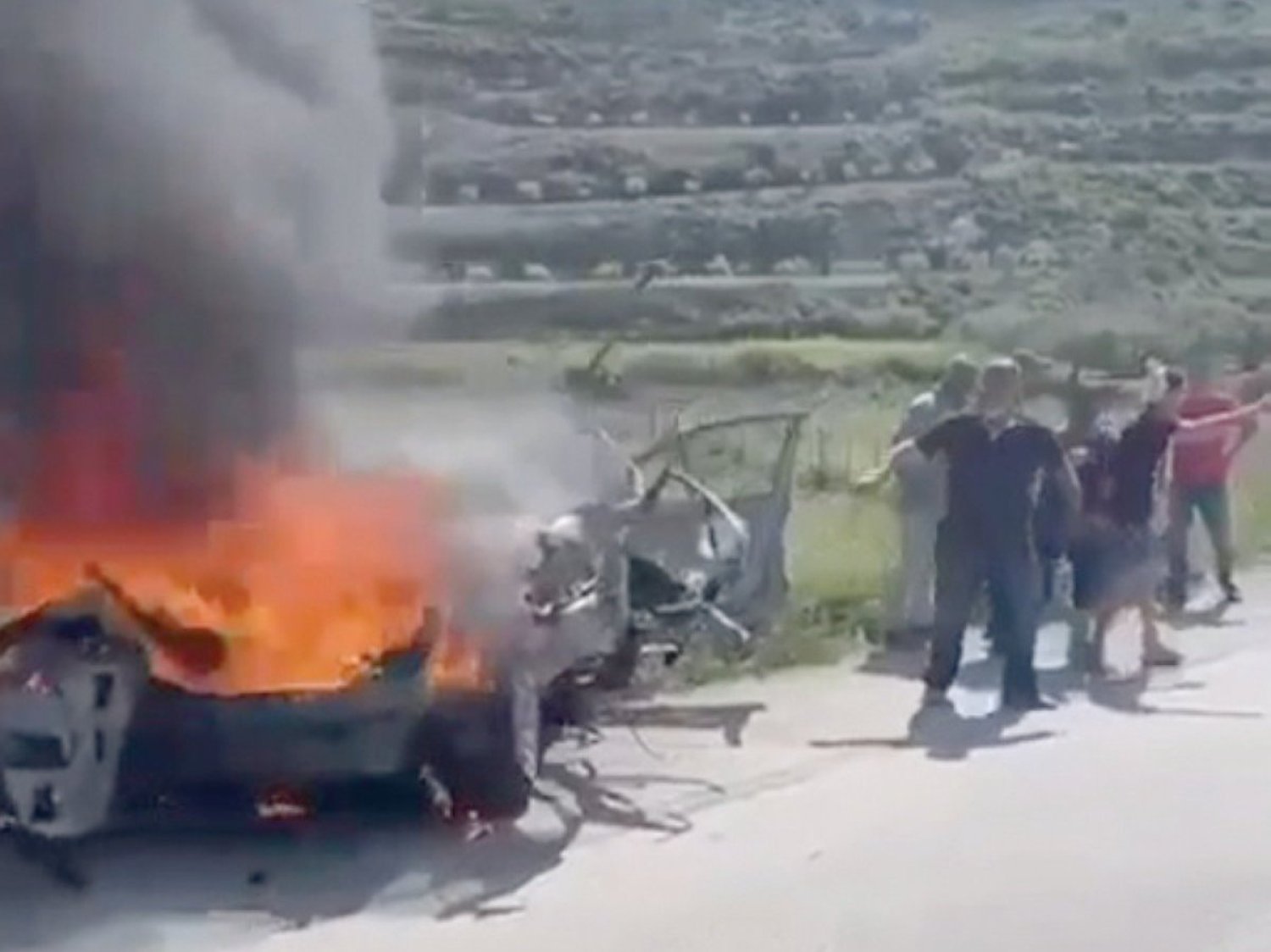 
لقطة من فيديو متداول لسيارة استهدفتها مُسيرة إسرائيلية في عين بعال بجنوب لبنان