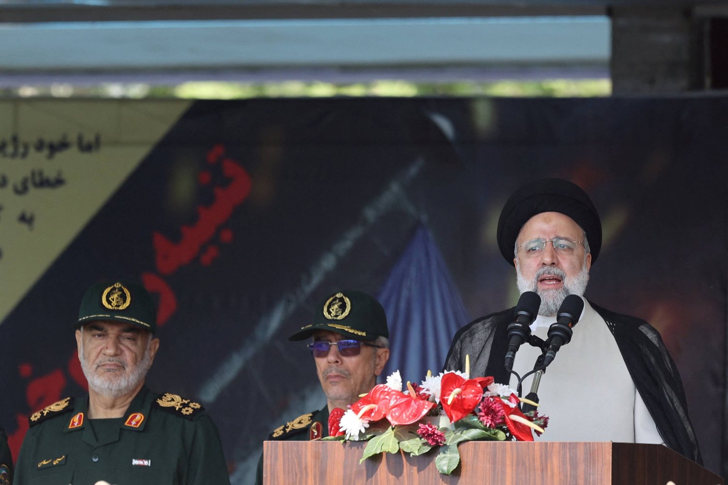 الرئيس الإيراني إبراهيم رئيسي يلقي خطاباً خلال حفل عرض يوم الجيش الوطني في طهران (رويترز)