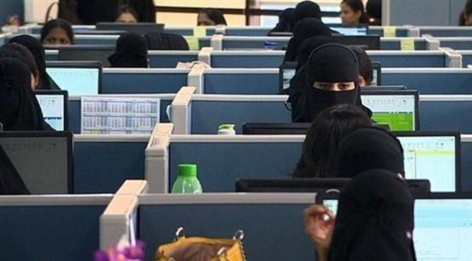 تشهد سوق العمل السعودية انضمام عدد كبير من المواطنين ما أسهم في خفض نسبة البطالة (الشرق الأوسط)