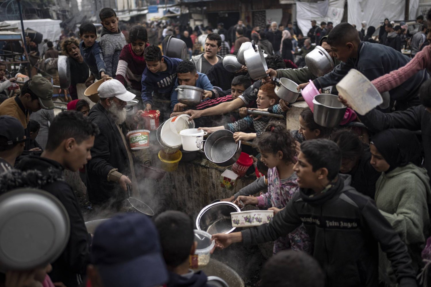 فلسطينيون يصطفون لتناول وجبة في رفح بقطاع غزة (أ.ب)