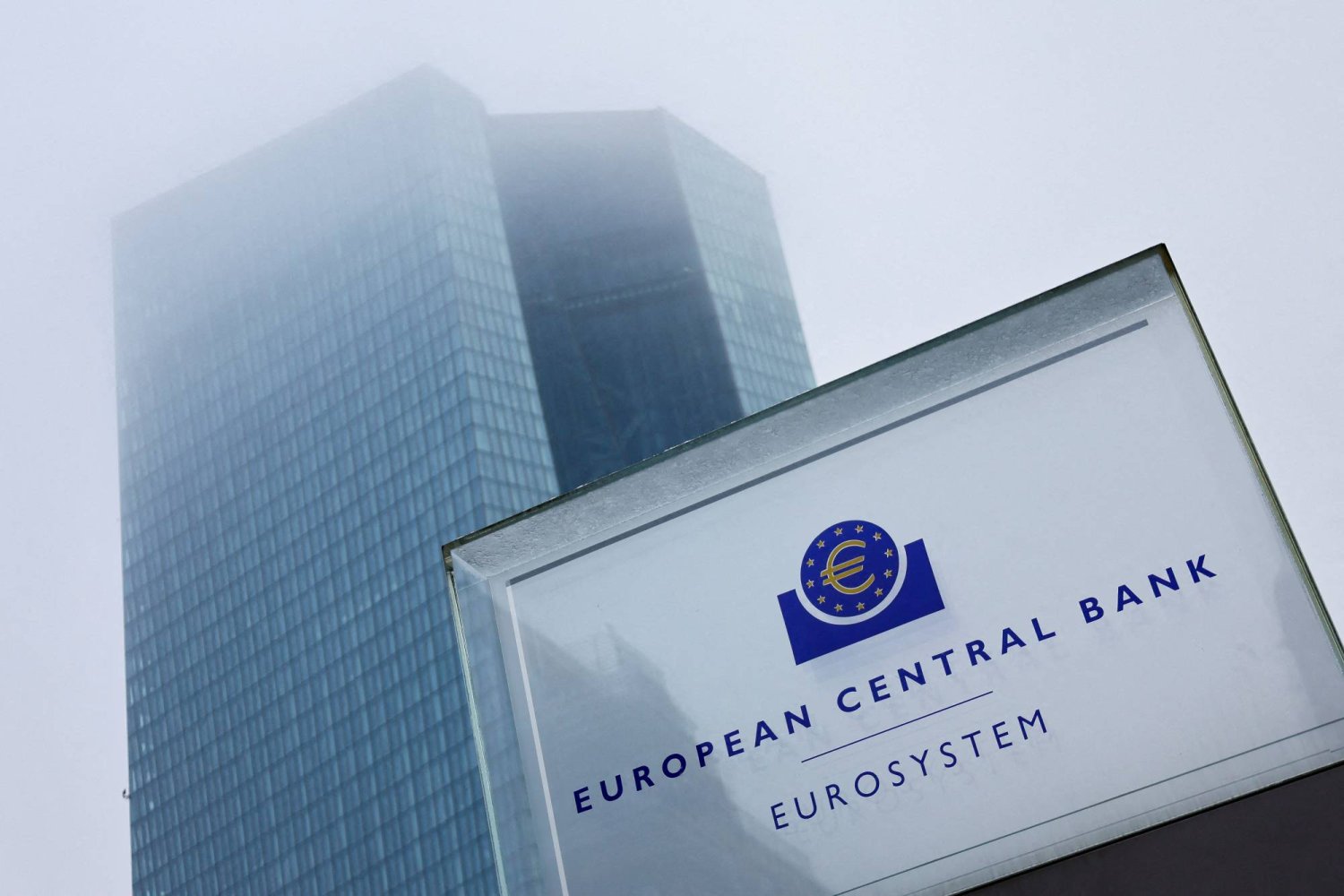 يَظهر مبنى المصرف المركزي الأوروبي وسط الضباب في فرانكفورت (رويترز)