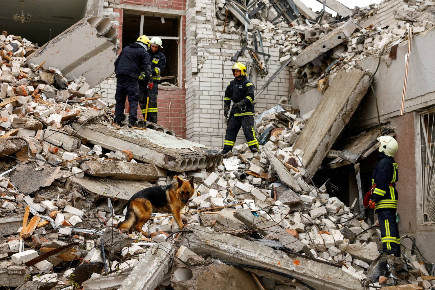 جانب من الدمار جراء الهجوم الروسي مدينة تشيرنيهيف في شمال أوكرانيا اليوم (رويترز)