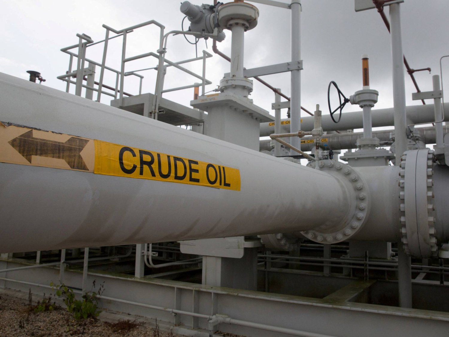 أنابيب النفط الخام لاحتياطي النفط الاستراتيجي في فريبورت بولاية تكساس الأميركية (رويترز)