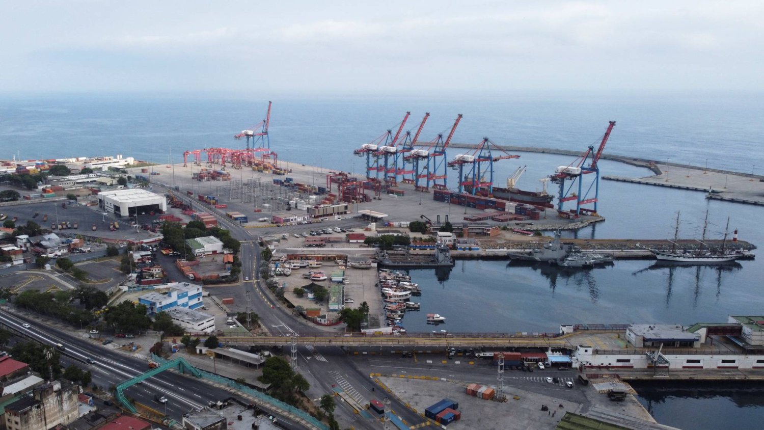 ميناء بوليفاريانا دي بويرتو لا غويرا في لا غويرا بفنزويلا (رويترز)