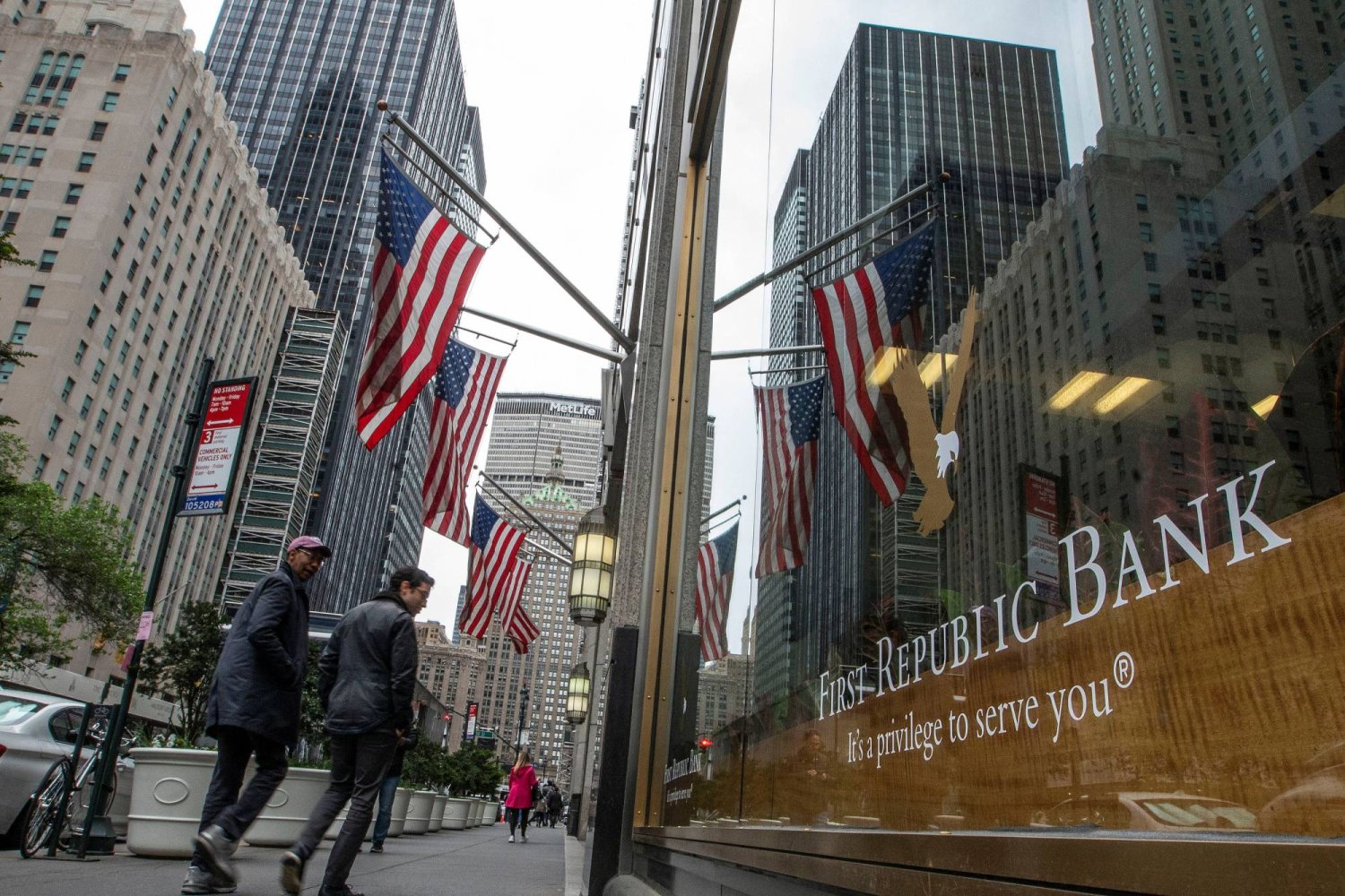 أشخاص يمرون بالقرب من أحد فروع بنك «فيرست ريبابليك» في نيويورك - الولايات المتحدة (رويترز)