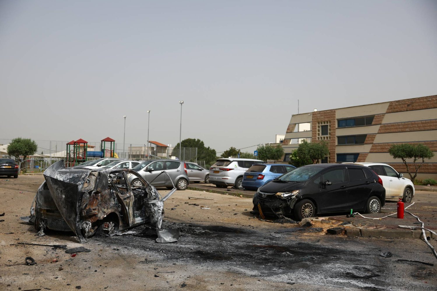 سيارة مدمرة أمام أحد المراكز في بلدة عرب العرامشة بعد قصفها بالصواريخ والمسيرات من «حزب الله» (رويترز)