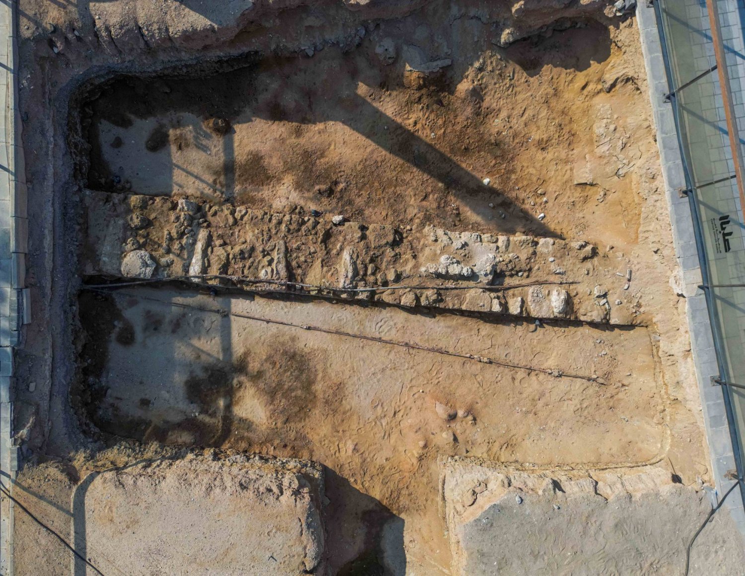 صورة جوية للجزء الذي تم التنقيب عنه من جدار السور الشمالي (برنامج جدة التاريخية)