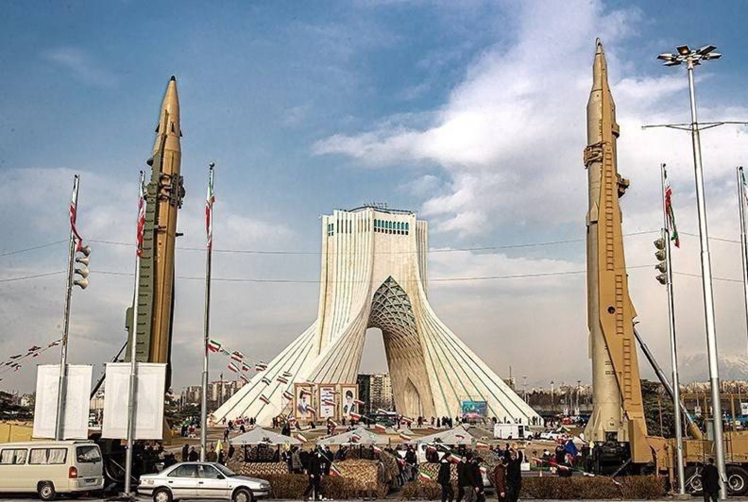 صاروخ "عماد" الباليستي ومسيرات "شاهد 136" خلال مراسم ذكرى الثورة الإيرانية في ميدان آزادي وسط طهران في فبراير الماضي (تسنيم)