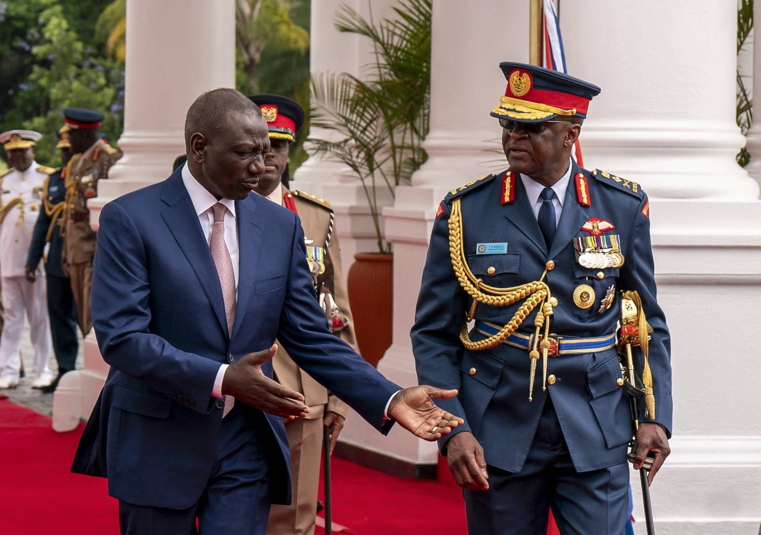 رئيس كينيا وليام روتو (يسار) يتحدث مع قائد الجيش الكيني فرنسيس أوموندي أوغولا في نيروبي 31 أكتوبر 2023 (أ.ف.ب)