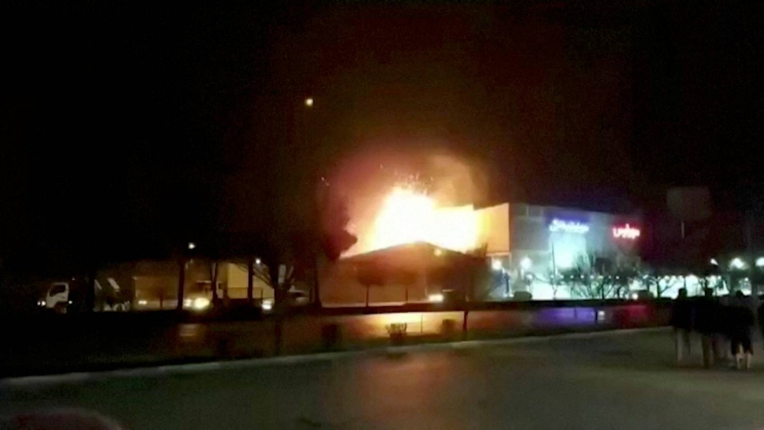 صورة أرشيفية تظهر لقطات شاهد عيان للحظة انفجار في مصنع للصناعات العسكرية في أصفهان، إيران، 29 يناير 2023 (رويترز) 