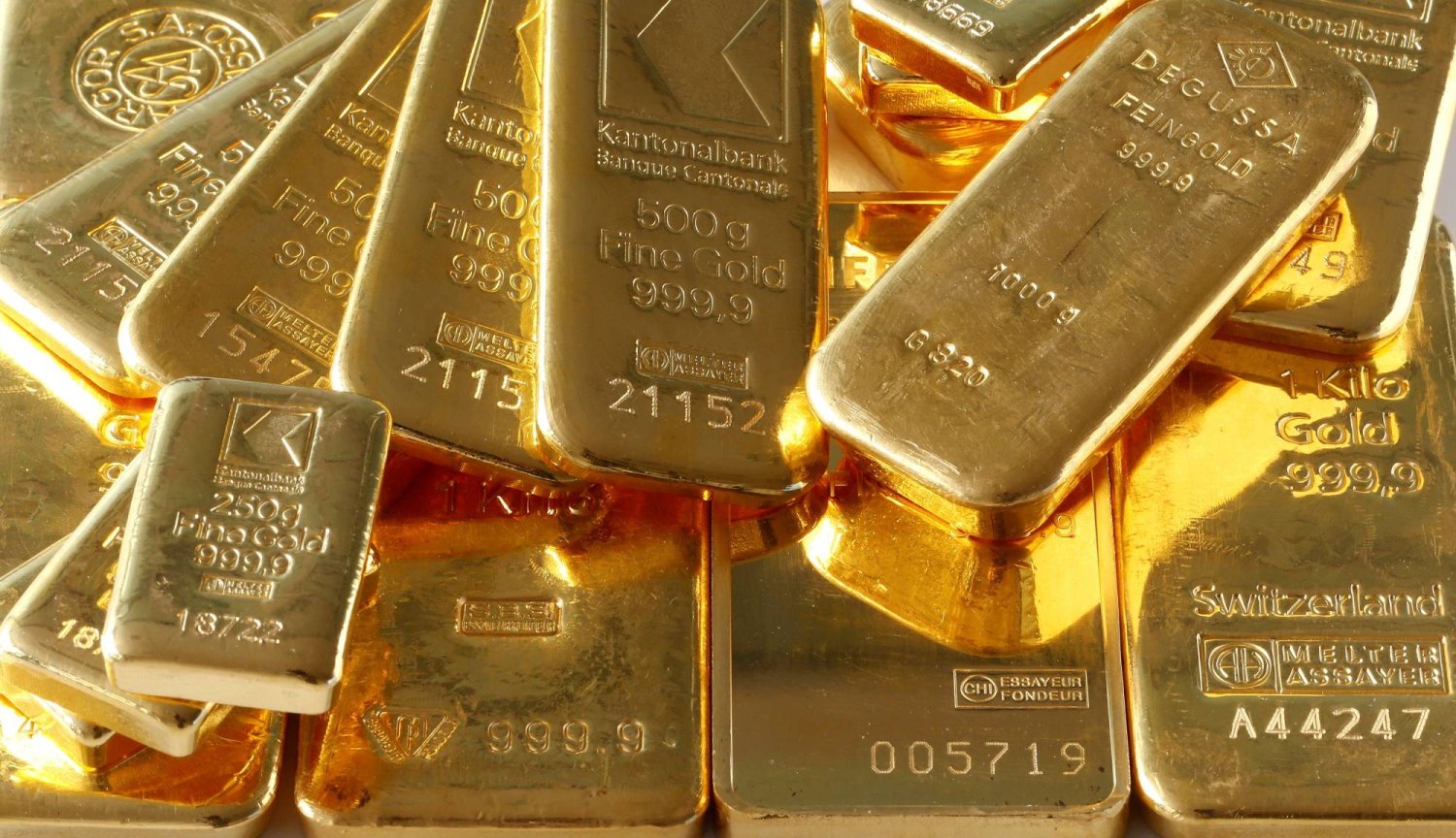 تظهر سبائك من الذهب في «المصرف المركزي» بزيوريخ (رويترز)