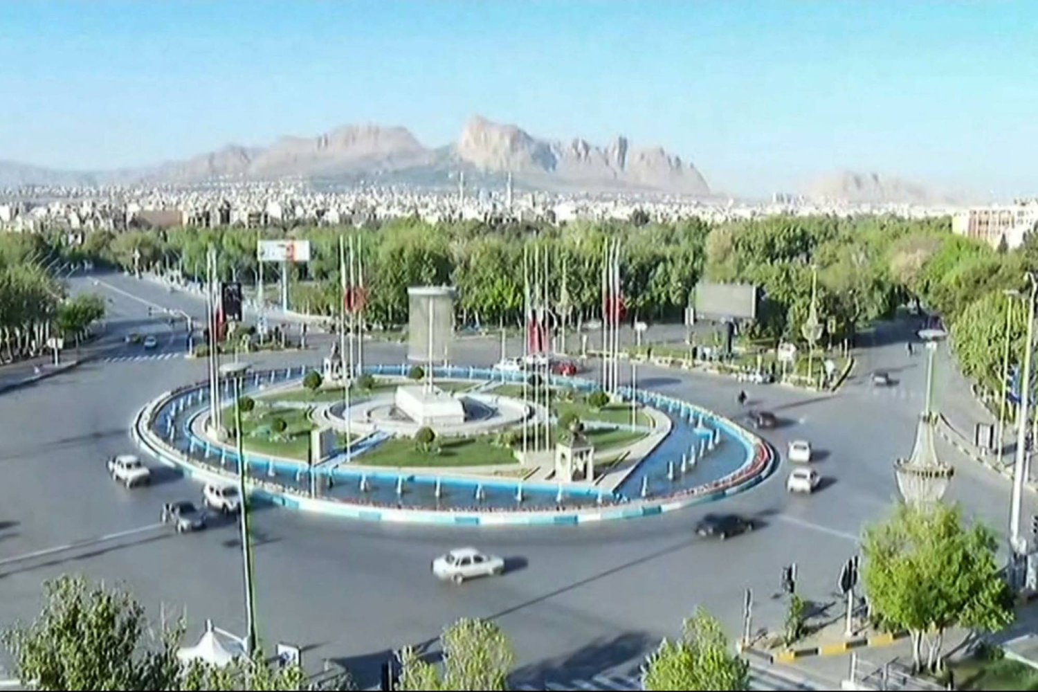 لقطات بثّها التلفزيون الرسمي من ميدان على طريق مطار أصفهان وسط إيران (أ.ف.ب)