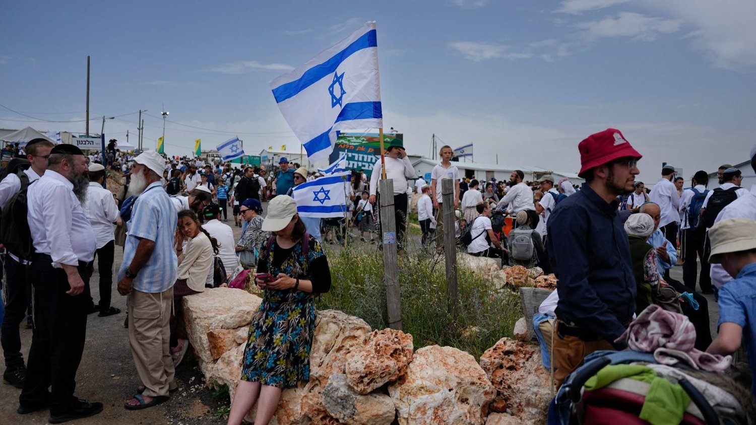 مستوطنون إسرائيليون في مستوطنة إيفياتار بالضفة الغربية (أ.ب)