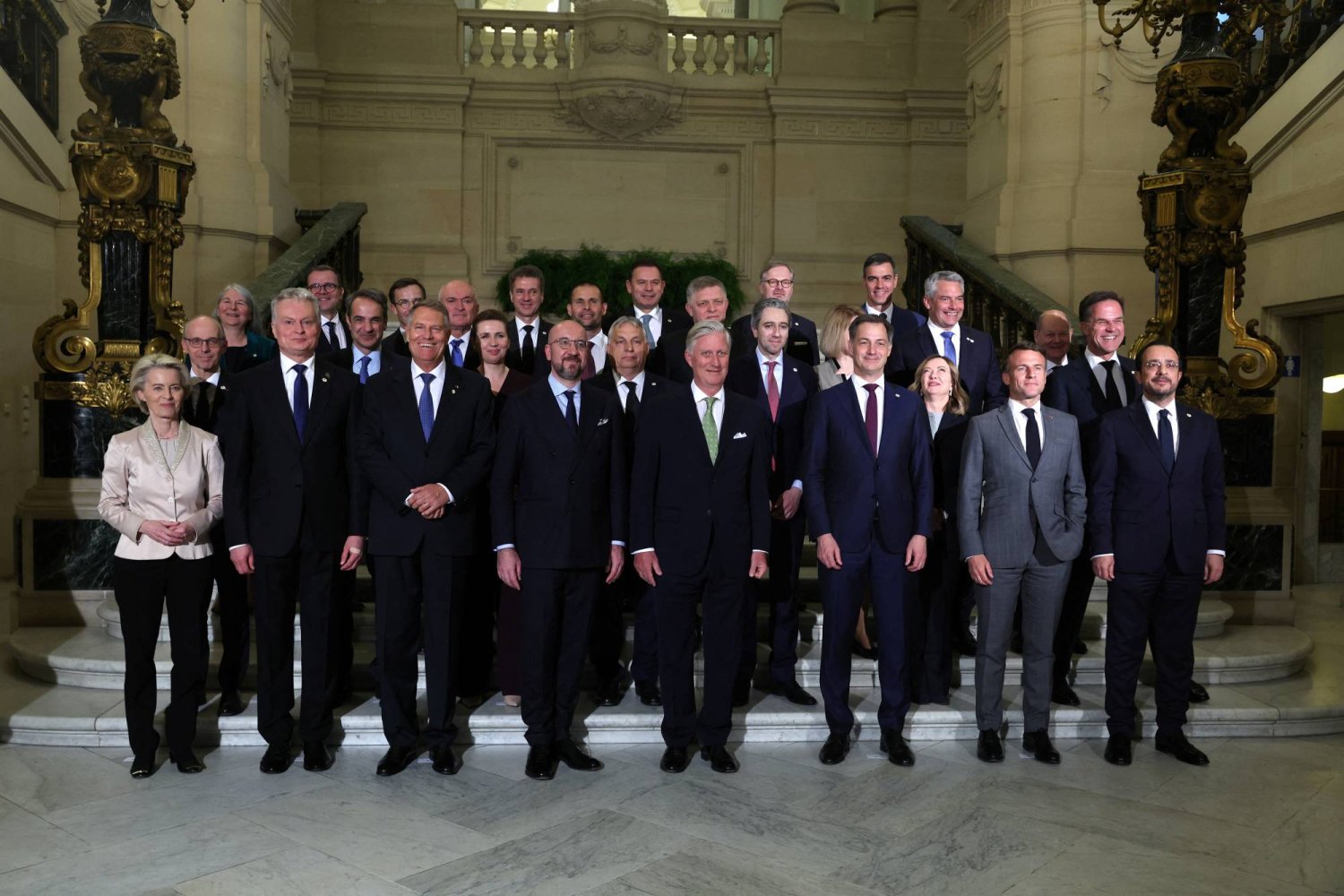 القادة الأوروبيون في صورة جماعية قبل بدء قمتهم الاستثنائية في بروكسل مساء الأربعاء (رويترز)
