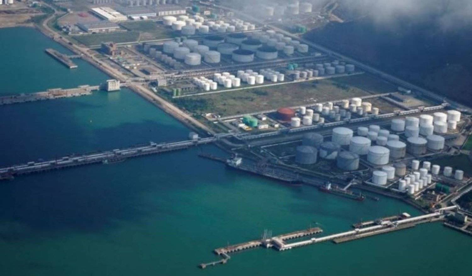 صهاريج بمستودع نفط في ميناء تشوهاي بالصين (رويترز)
