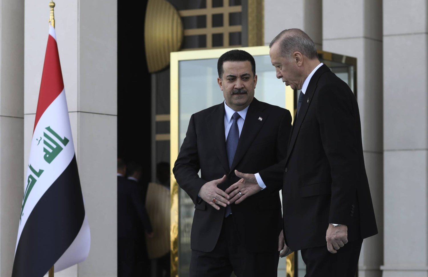 الرئيس التركي رجب طيب إردوغان ورئيس الوزراء العراقي محمد شياع السوداني يتصافحان خلال حفل ترحيب في أنقرة مارس الماضي (أ.ب)