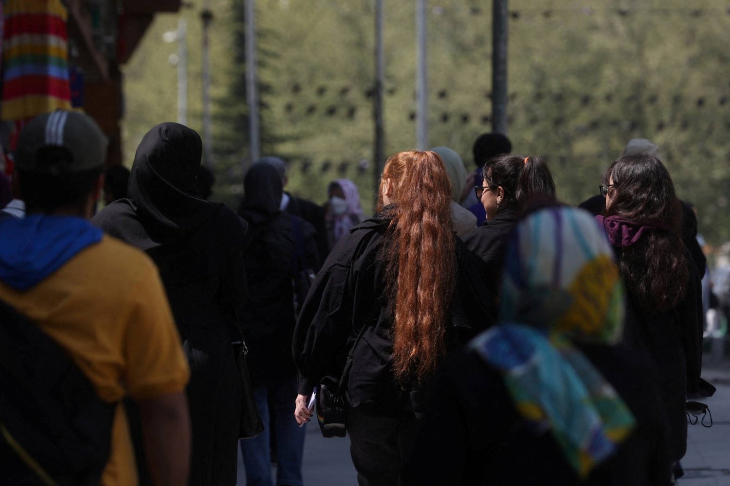 إيرانيات في أحد الشوارع وسط تنفيذ مراقبة الحجاب الجديدة في طهران الأسبوع الماضي (رويترز)