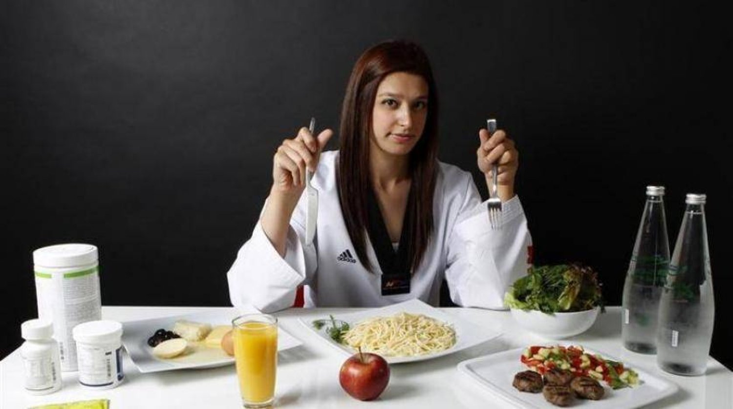النظام الغذائي الذي نتبعه يمكن أن يؤثر على أدمغتنا  (رويترز)