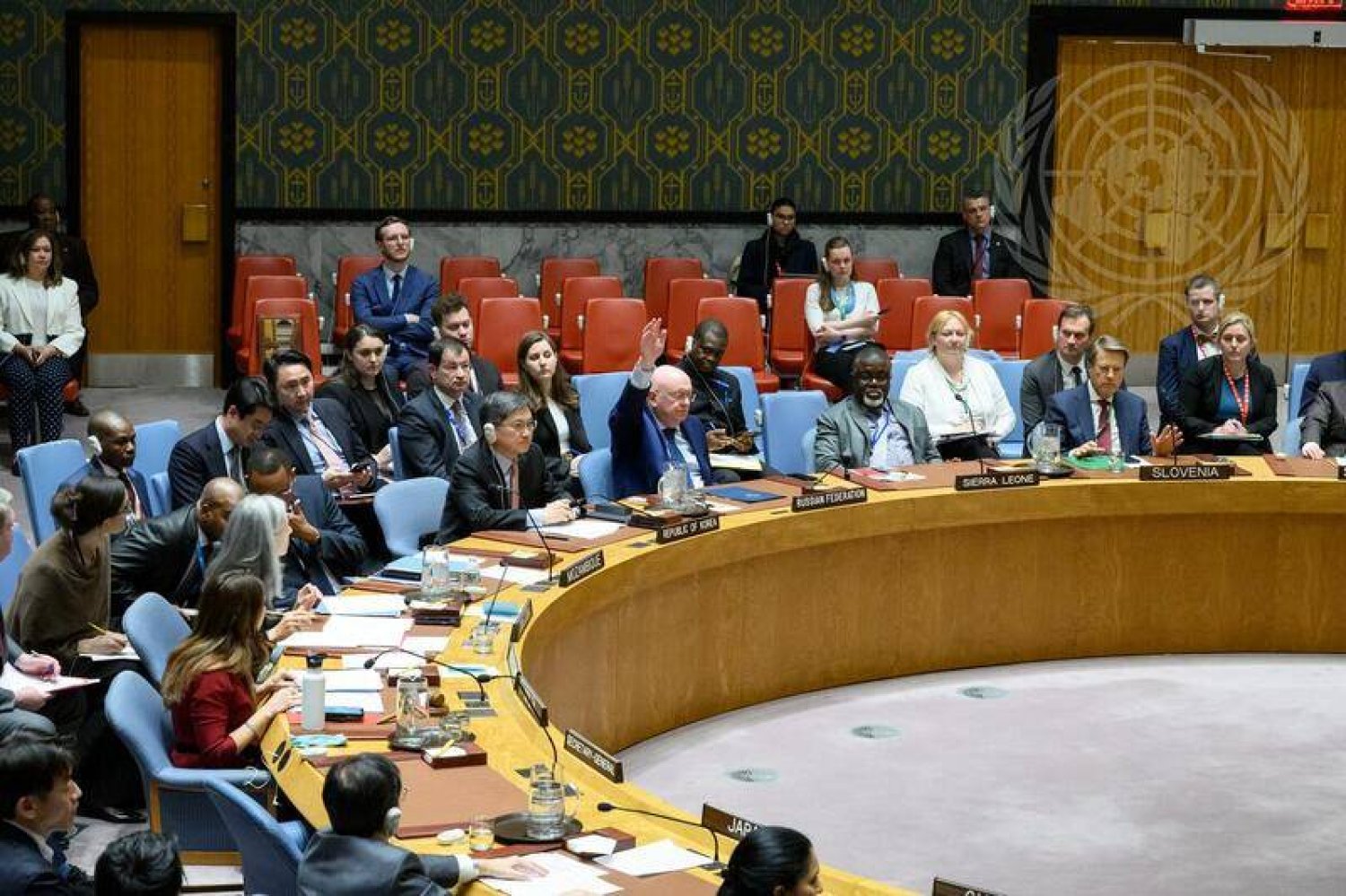 المندوب الروسي الدائم لدى الأمم المتحدة فاسيلي نيبينزيا رافعاً يده لاستخدام حق النقض (الفيتو) ضد مشروع قرار أميركي في مجلس الأمن (صور الأمم المتحدة)