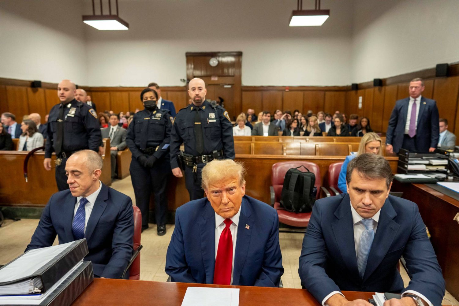 الرئيس السابق دونالد ترمب مع وكلاء الدفاع عنه خلال محاكمته في قضية «أموال الصمت» بمانهاتن (رويترز)