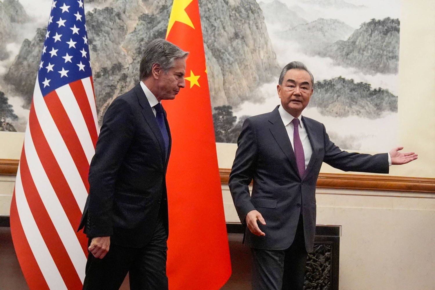 وزير الخارجية الأميركي أنتوني بلينكين يتبع نظيره الصيني وانغ يي خلال اجتماع في دياويوتاي في بكين (أ.ف.ب)
