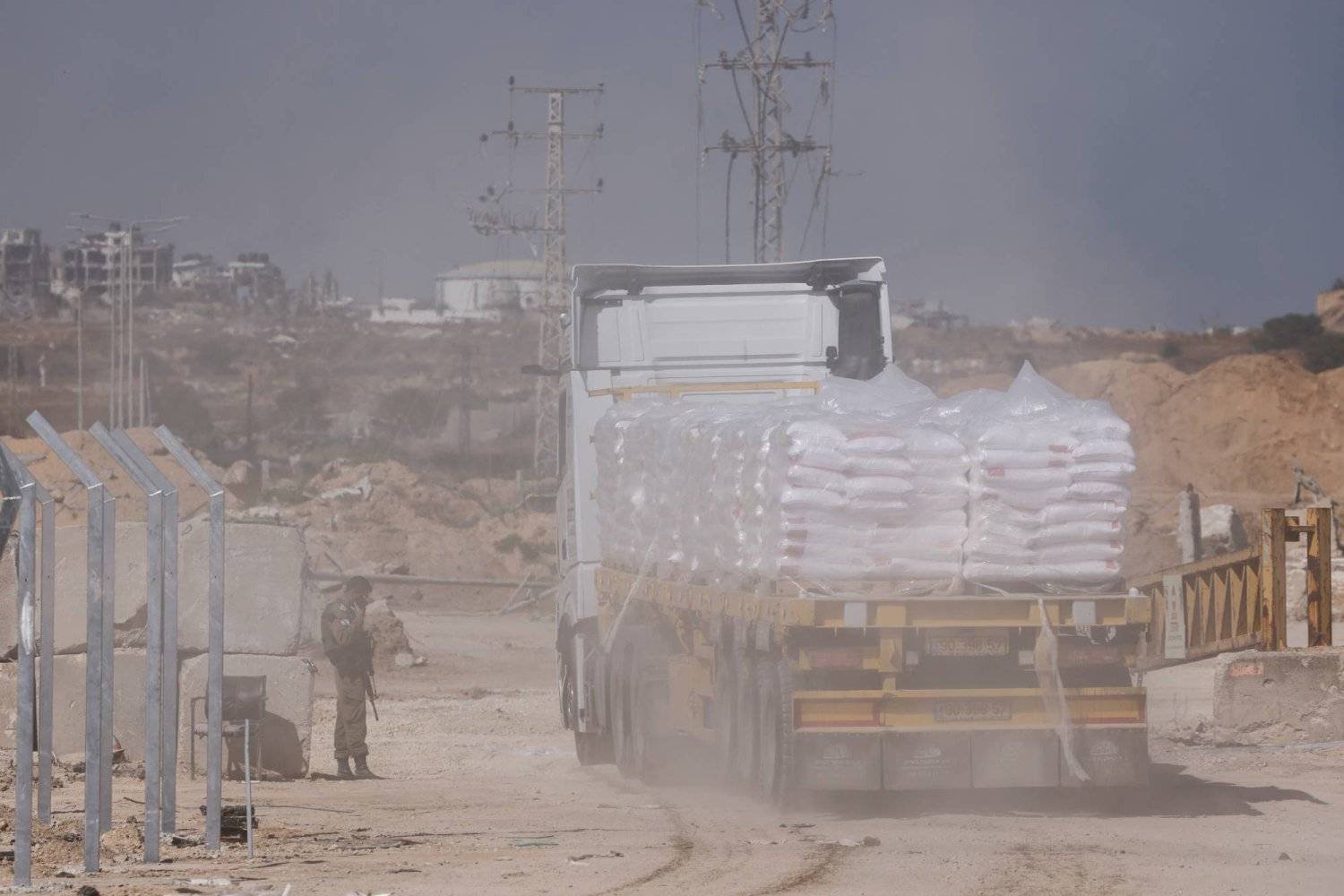 شاحنات محملة بالمساعدات الإنسانية تشق طريقها إلى قطاع غزة عند معبر إيريز في جنوب إسرائيل (رويترز)