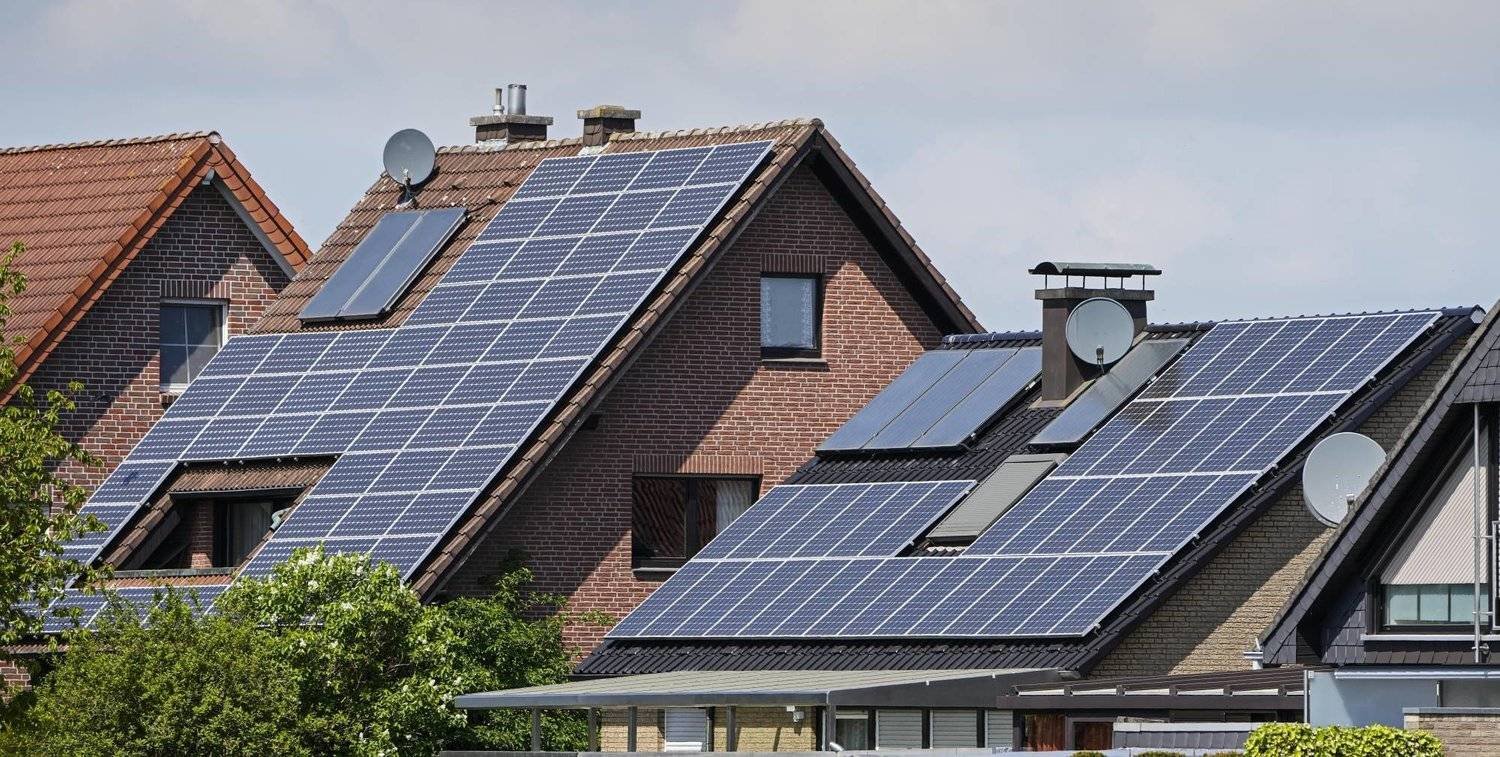 ألواح طاقة شمسية لإنتاج الكهرباء على أسطح منازل بألمانيا (أ.ب)