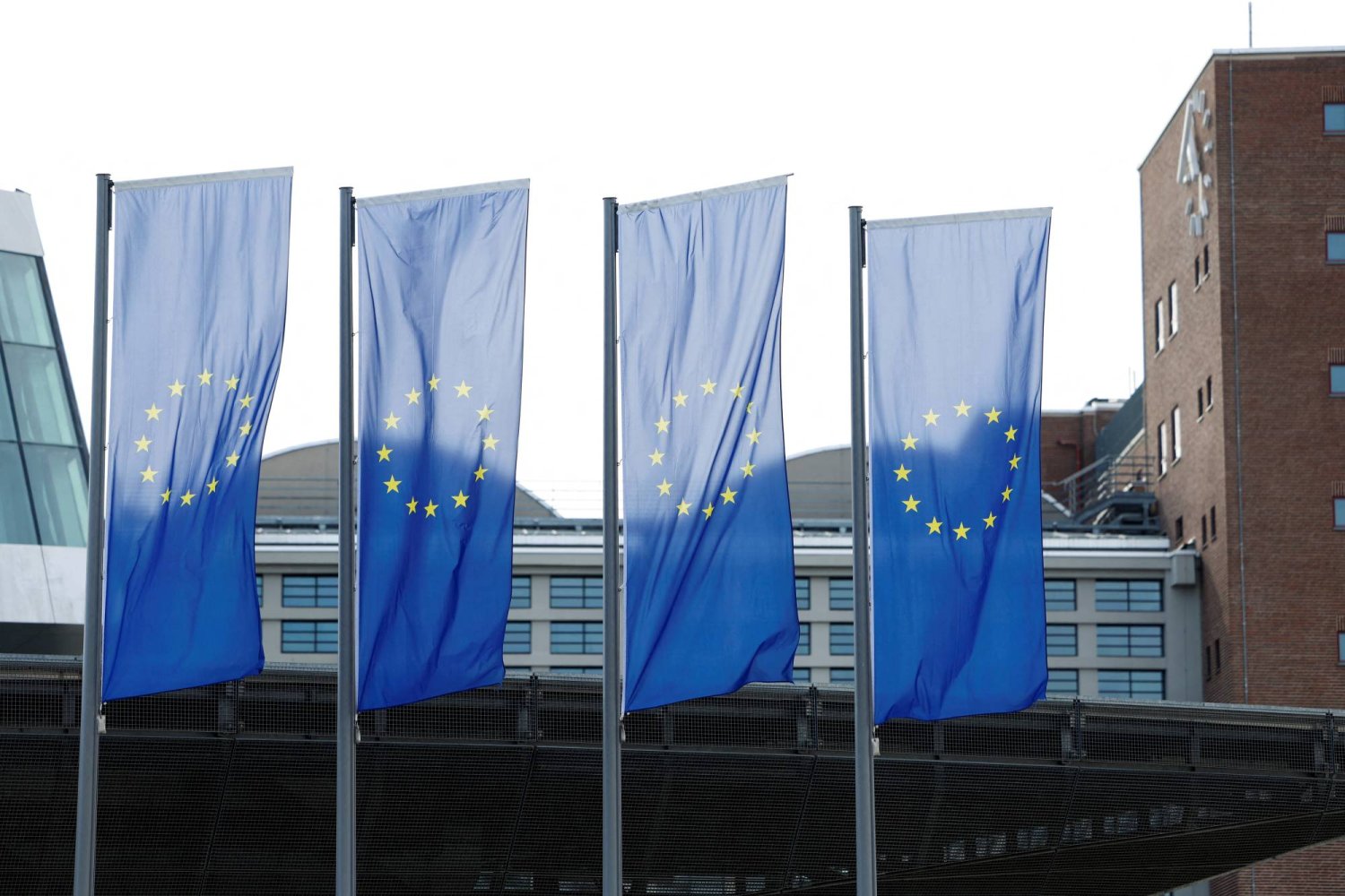 الأعلام الأوروبية ترفرف خارج مقر المصرف المركزي الأوروبي في فرانكفورت بألمانيا (رويترز)