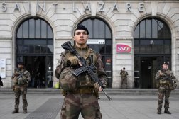 جنود فرنسيون ينتشرون أمام محطة سكة حديد في باريس (أ.ف.ب)