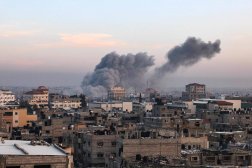 دخان يتصاعد جراء القصف الإسرائيلي على قطاع غزة (أ.ف.ب)