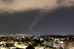 نظام مضاد للصواريخ يعمل بعد أن أطلقت إيران طائرات مسيرة وصواريخ باتجاه إسرائيل كما يظهر من عسقلان 14 أبريل 2024 (رويترز)