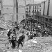عناصر من الشرطة يبحثون عن ضحايا بعد انفجار عام 1994 بمركز يهودي في بوينس آيرس (أ.ف.ب)