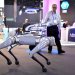 صورة التُقطت اليوم لروبوت على شكل كلب «B1» في المؤتمر العالمي للجوال (MWC) في برشلونة (أ.ف.ب)